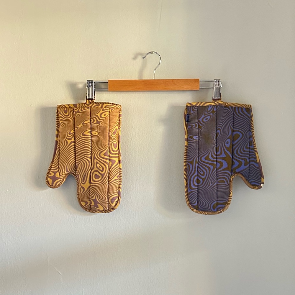 Baggu Trippy Swirl Oven Mitts